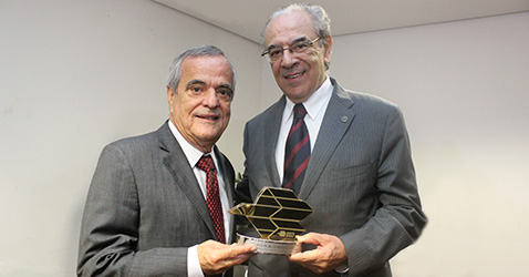 O presidente da AMM homenageou o presidente do TCE mineiro (Foto: Thiago Rios Gomes)